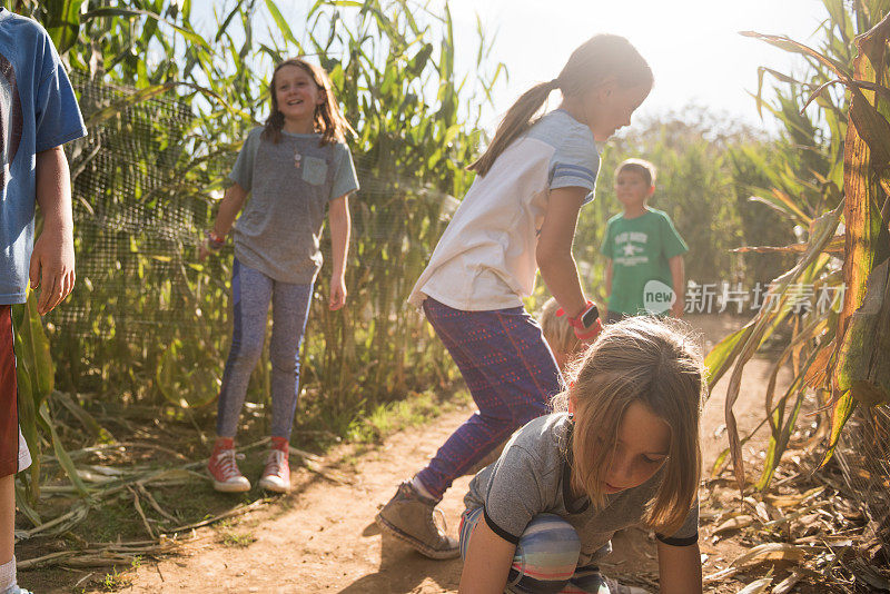 孩子们在玉米地里的泥土里玩耍