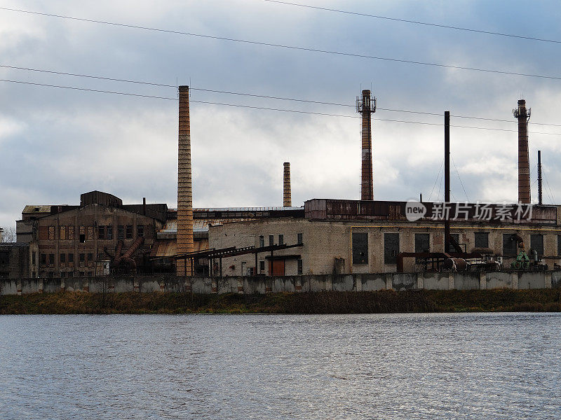 河边的废弃工厂