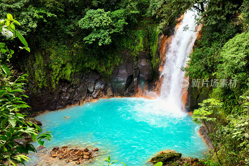 美丽的碧绿碧水的天蓝色瀑布-哥斯达黎加的自然现象