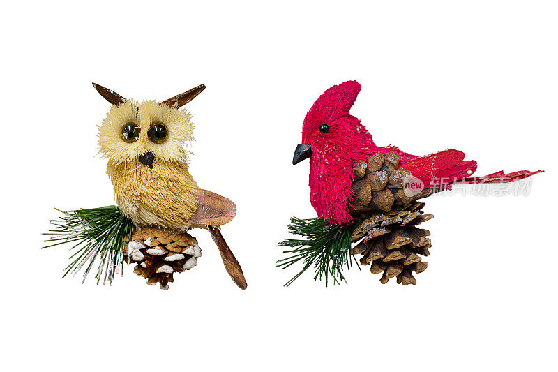 圣诞和新年装饰品:玩具猫头鹰和北方红衣主教雕像。孤立的,白色背景。