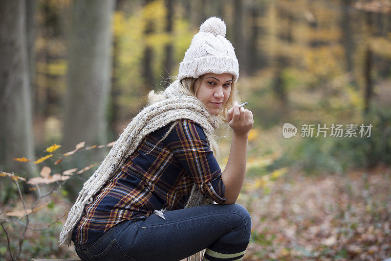 在森林里抽烟的女人