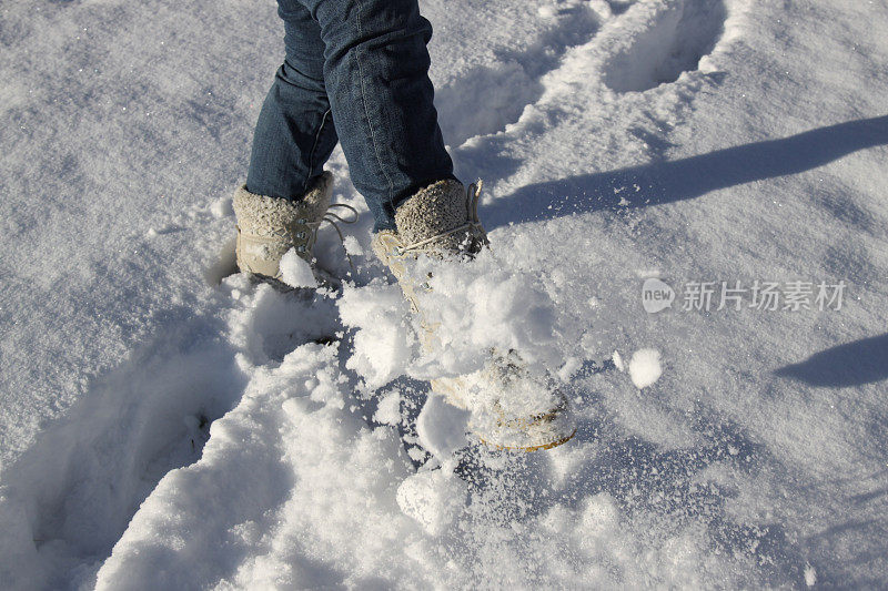 在雪中玩耍