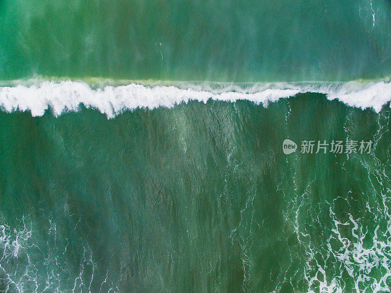 海浪粉碎海岸的鸟瞰图。