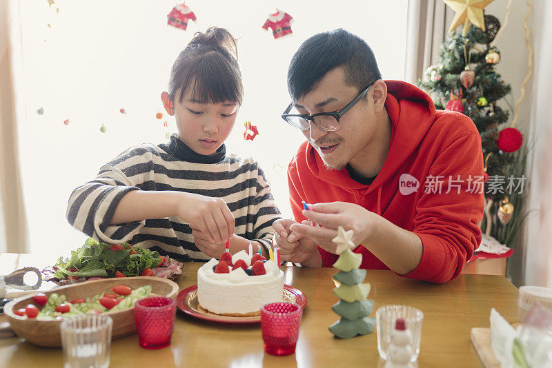 和家人一起准备圣诞派对