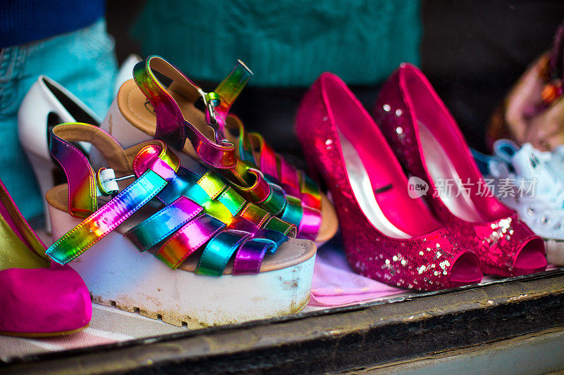 色彩斑斓的女鞋