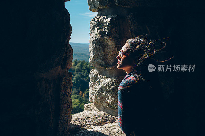 头发中有风的女人