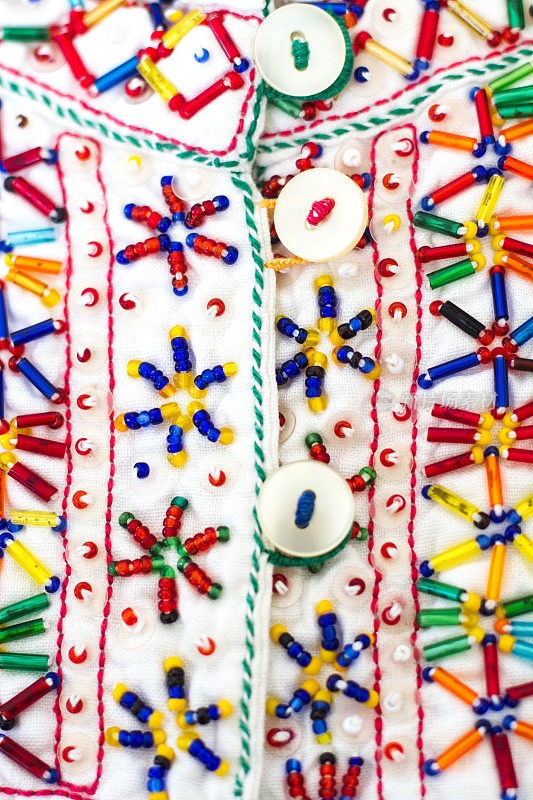 传统复古阿尔巴尼亚珠绣织物细节(特写)