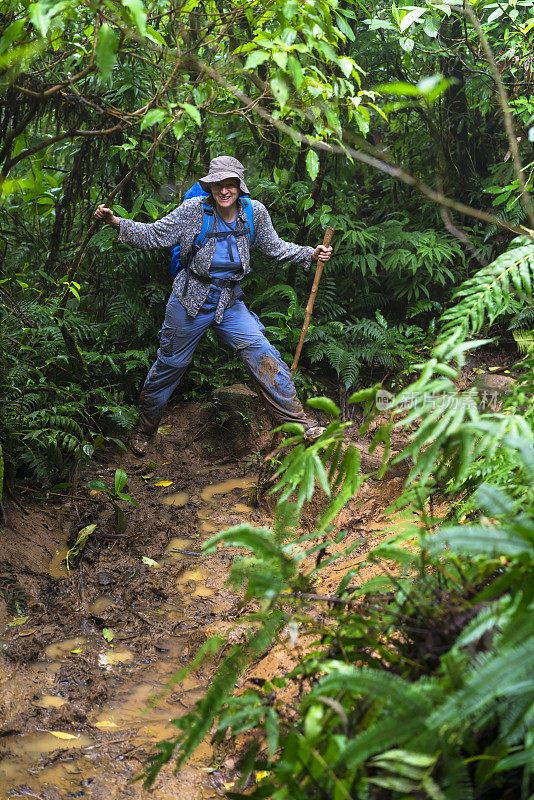 在尼加拉瓜尼加拉瓜湖上的奥米特佩斯火山岛上的云雾森林中徒步旅行的年长妇女