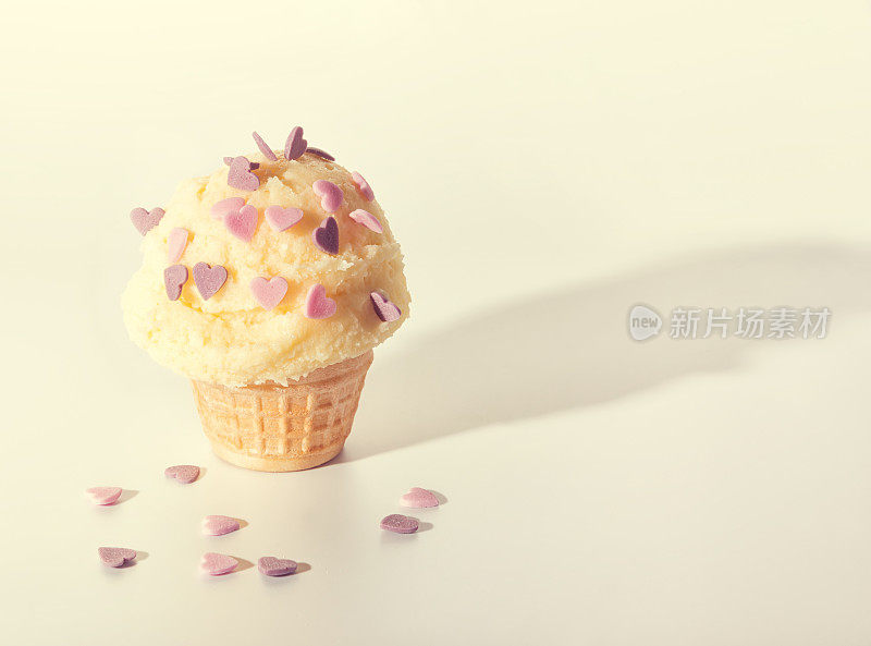 蛋筒、华夫饼杯配以冰淇淋装饰的甜心色调效果，特写