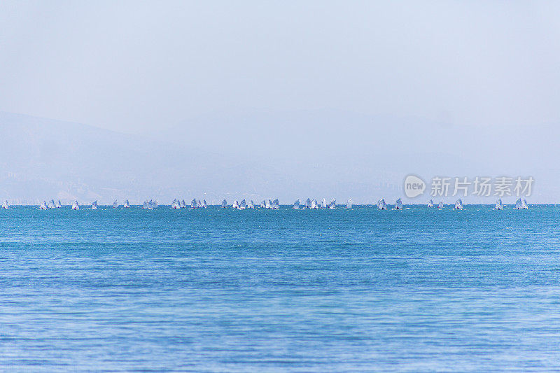 在土耳其伊兹密尔海湾的切斯梅附近，正在航行的乐天派船只正在扬帆起航
