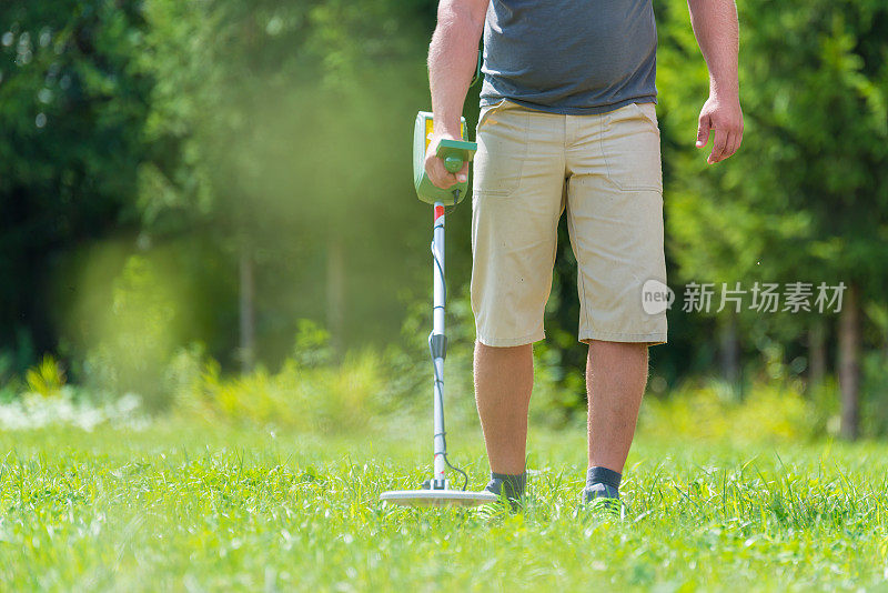 带着金属探测器的人