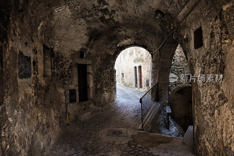 中世纪的村庄隧道