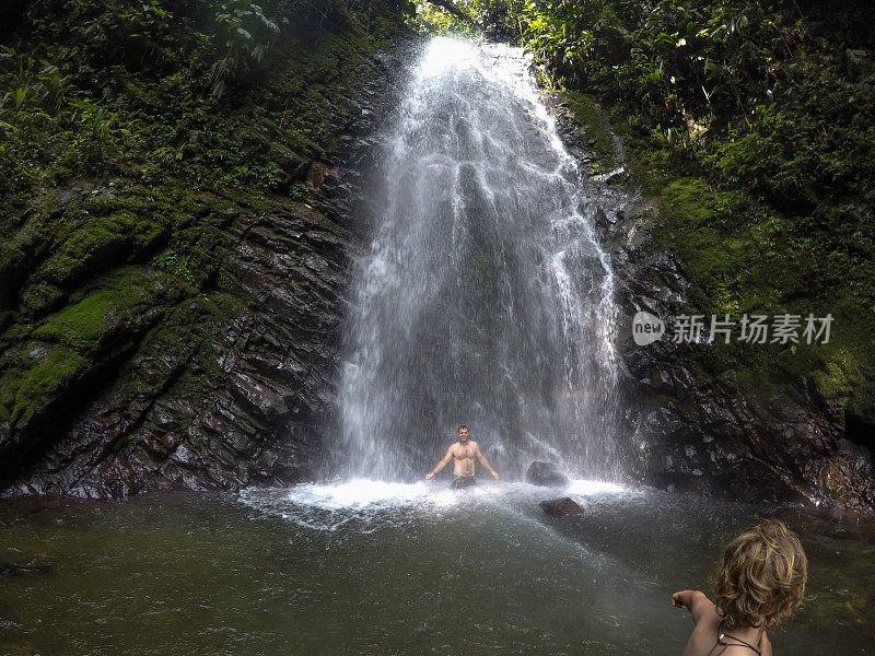 孩子们在丛林中探险