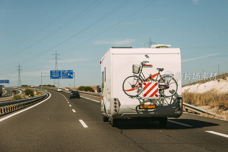 高速公路上的移动房屋和自行车