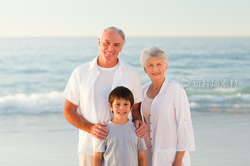 爷爷奶奶和孙子在海滩上