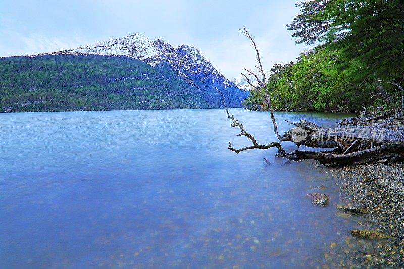 模糊的海湾水-长期暴露乌斯怀亚景观-火地岛，阿根廷