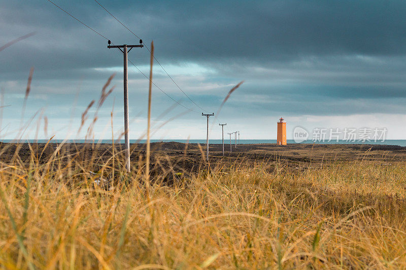 灯塔和电力线秋天的颜色橙色蓝绿色冰岛雷克雅尼