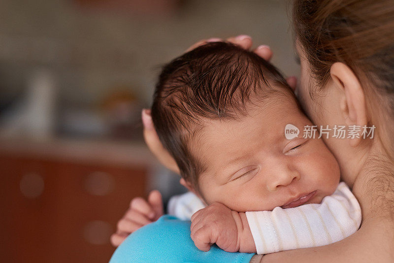 睡在妈妈的怀里