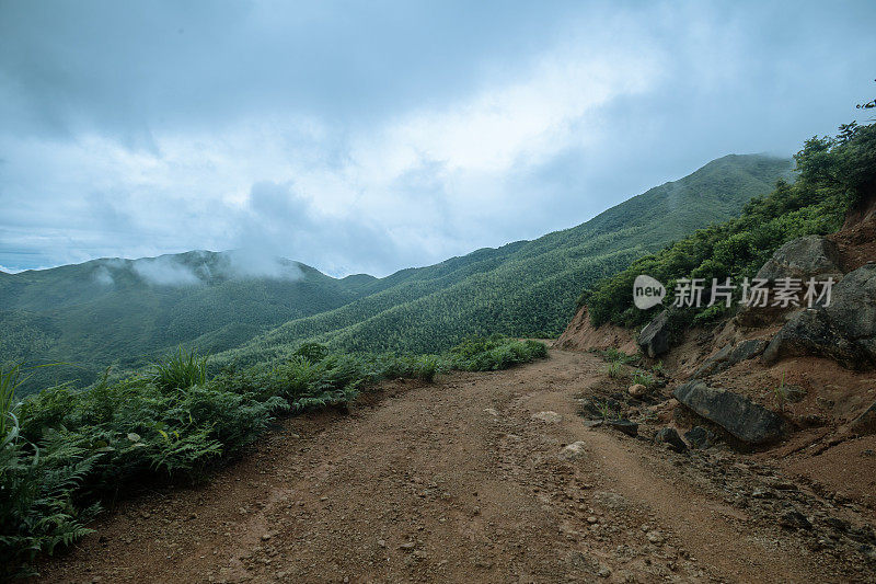 岩石路在阴天与轮胎印汽车商业