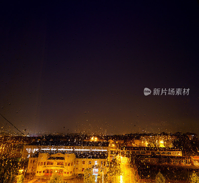 雨夜的窗景