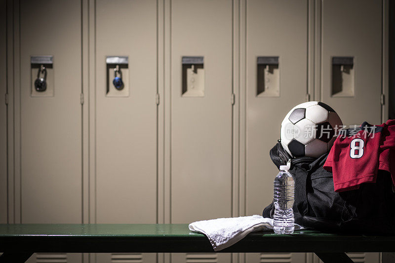 足球，学校体育馆更衣室的运动器材。