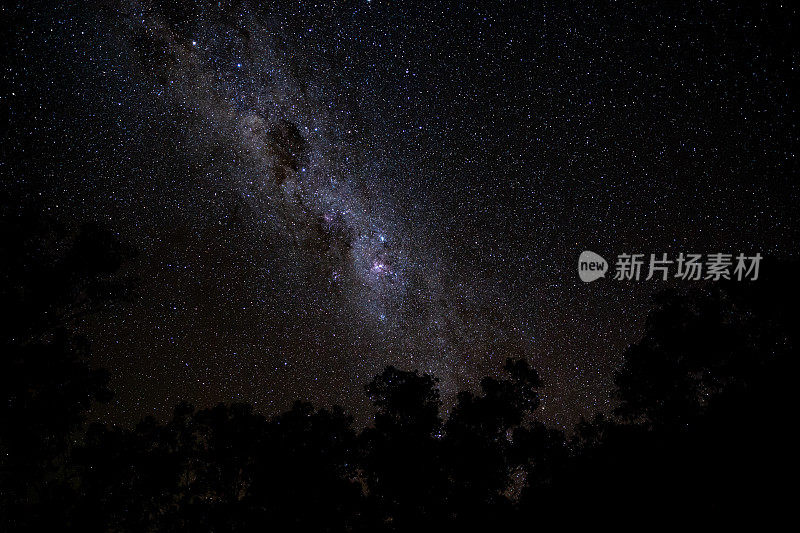 银河里明亮的星星在没有月亮的黑暗夜晚闪闪发光