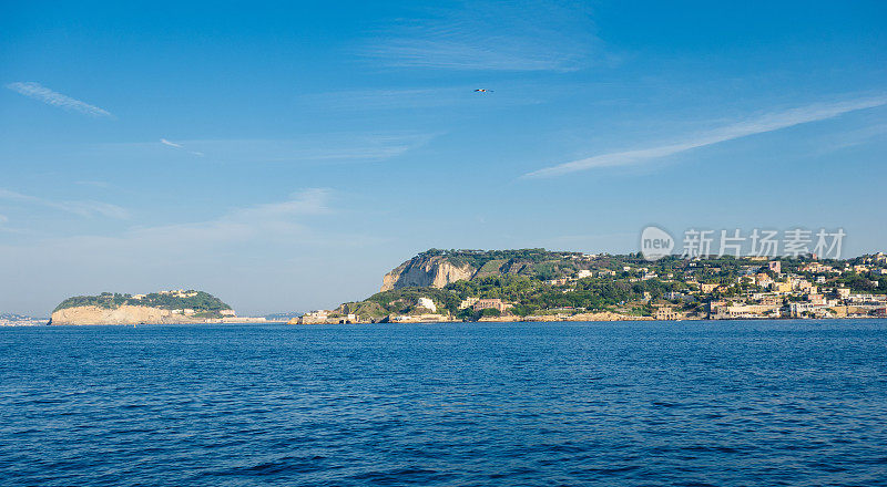 波西利波山和尼西达岛的海景