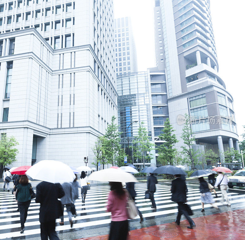 东京人行横道场景在下雨的早晨