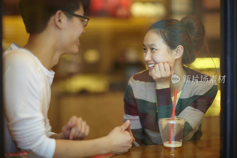 年轻的亚洲人在咖啡馆约会