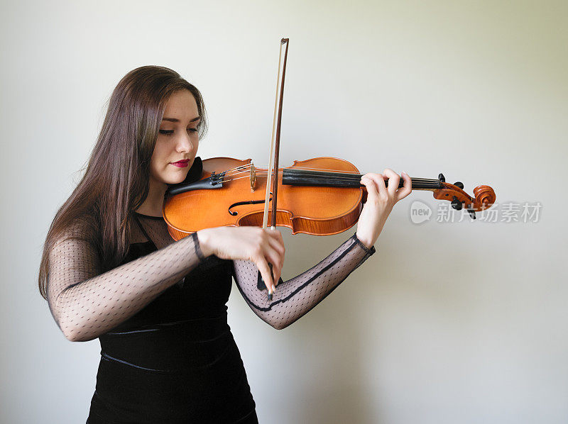 年轻女子拉中提琴