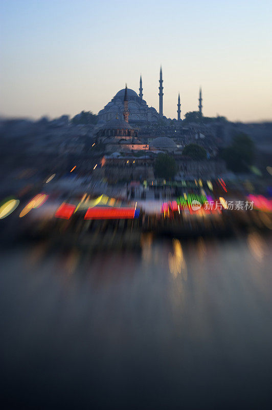伊斯坦布尔土耳其清真寺尖塔黄昏与霓虹灯金角