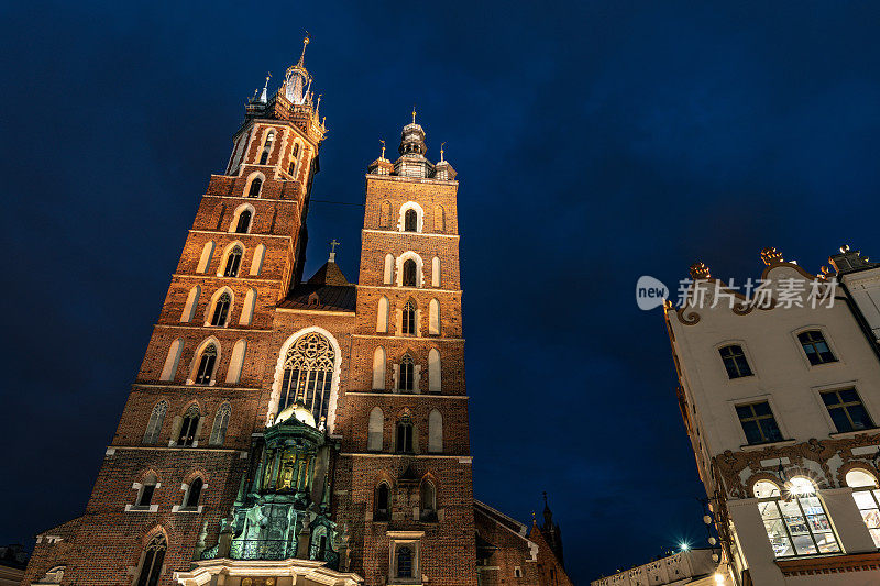 克拉科夫的教堂尖顶和古老建筑Główny广场上的夜景