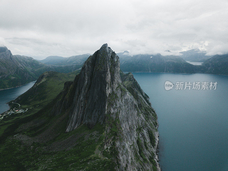 鸟瞰图的高山峰的塞格拉山和海在挪威北部的雾