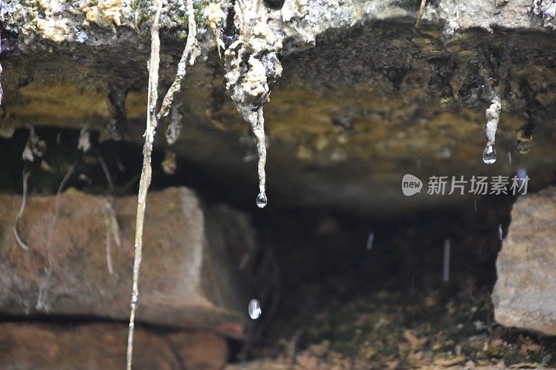 一个瀑布的特写