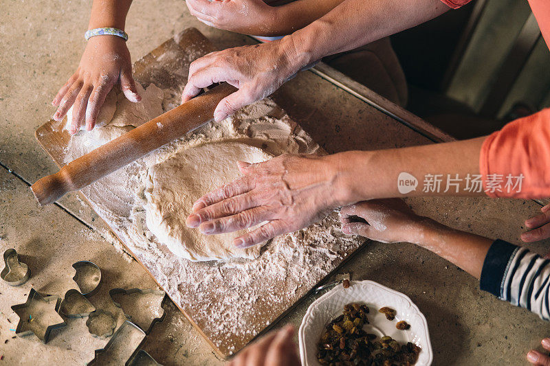 触摸饼干面团和面粉