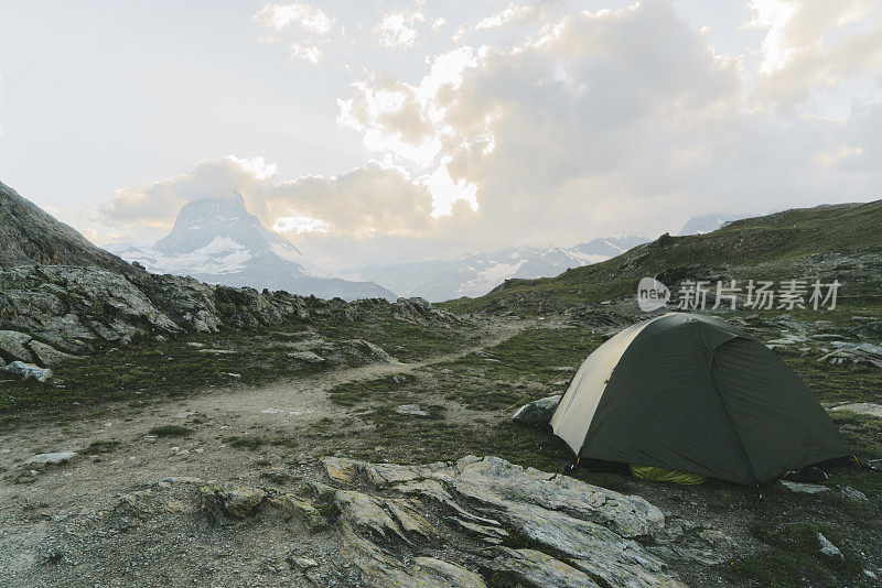 马特洪山背景上的帐篷风景