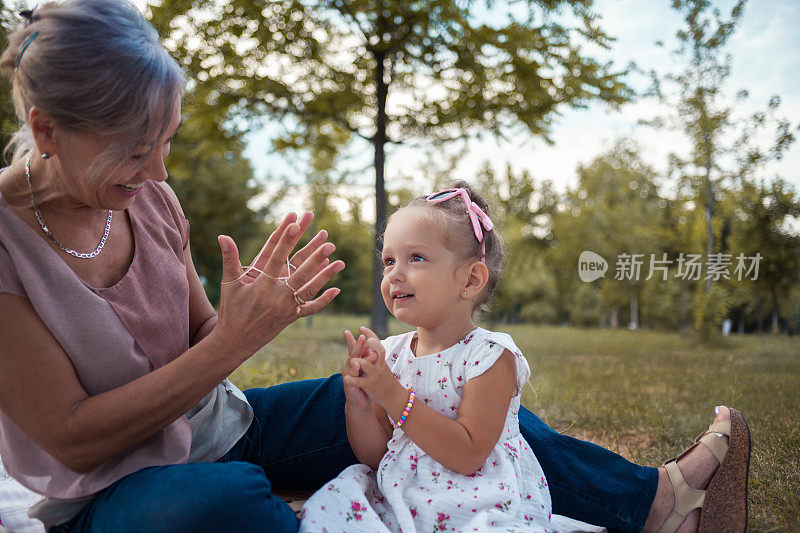 奶奶和孙女在公园里玩