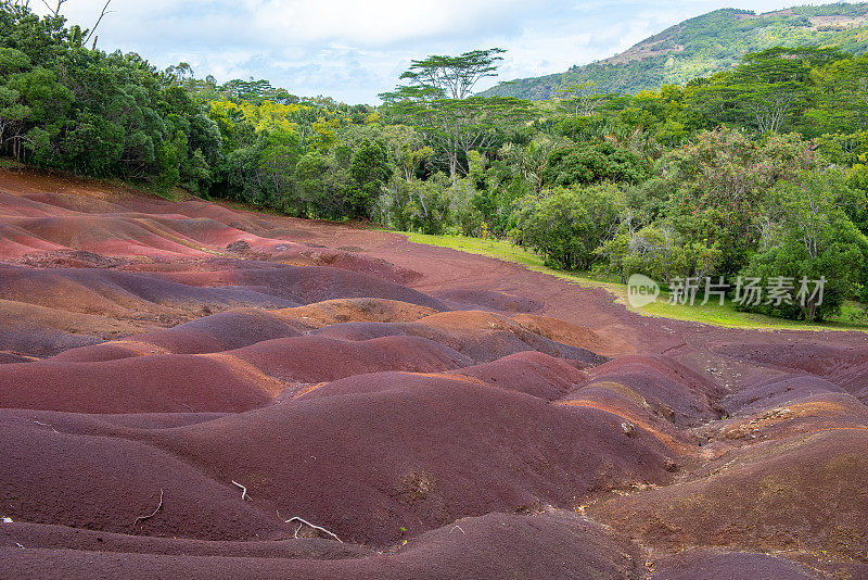 在Chamarel，毛里求斯七种彩色土地的变化。