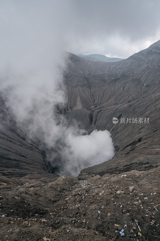 在印度尼西亚东爪哇岛的布罗莫山国家公园，布罗莫火山口边缘有蒸汽。旅游目的地冒险的自然概念