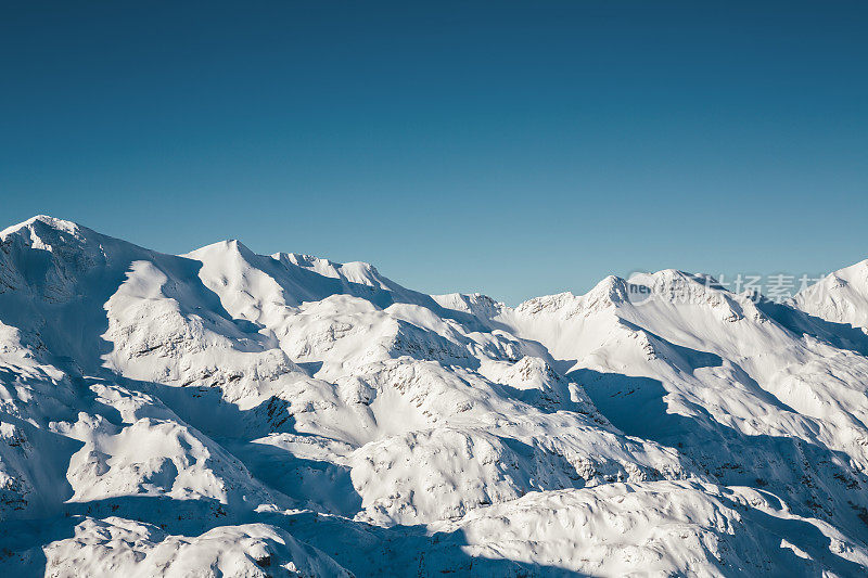 雪山上流下来