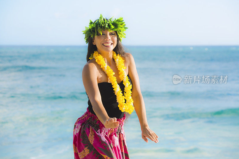 考艾岛海滩上的夏威夷草裙舞