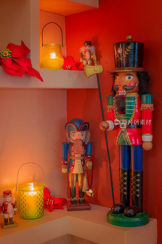 挂满蜡烛、胡桃夹子和一品红的圣诞壁炉(P)