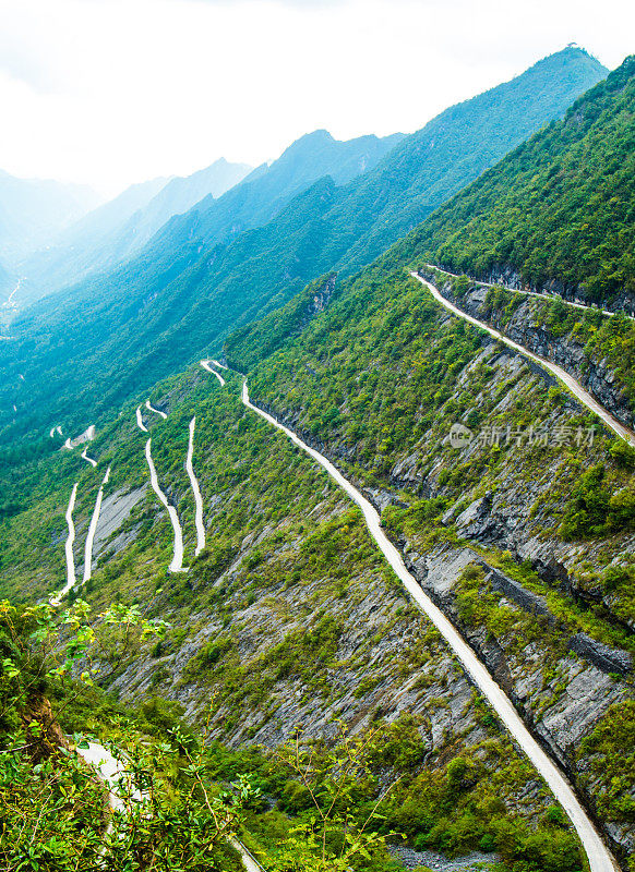 山蜿蜒的道路