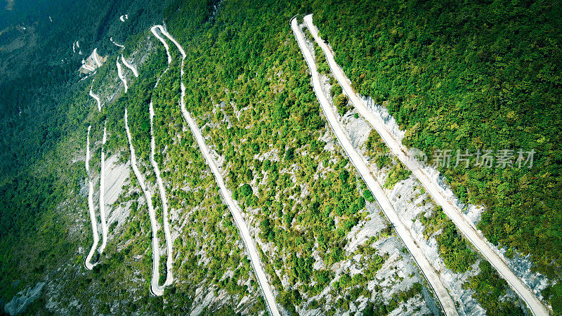 鸟瞰图山上蜿蜒的道路