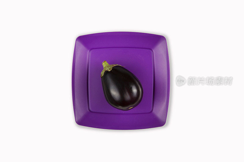 鲜茄子在紫色塑料盘上孤立白色。