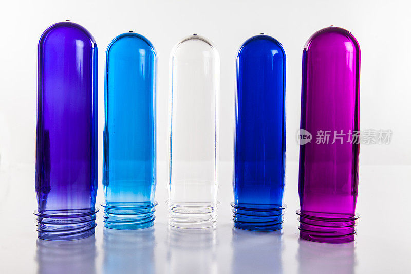 各种类型的塑料瓶产品和预制材料与白色背景