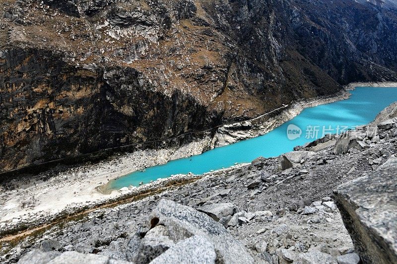 安第斯山脉的拉古纳帕隆冰川湖