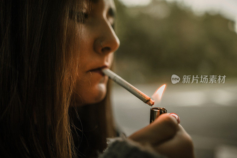 年轻女性吸烟
