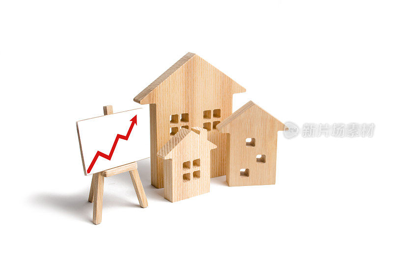 木头房子竖着红色箭头。不断增长的住房和房地产需求。城市的发展和人口。的投资。房价或租金上涨的概念。