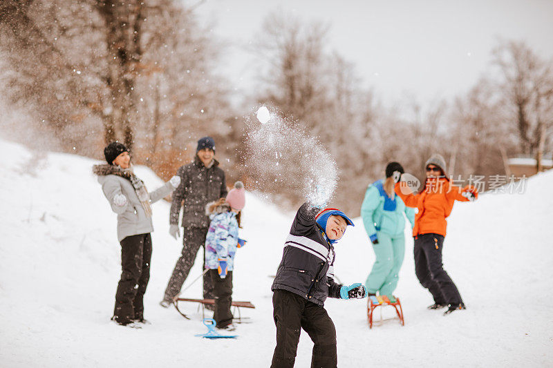 打雪仗